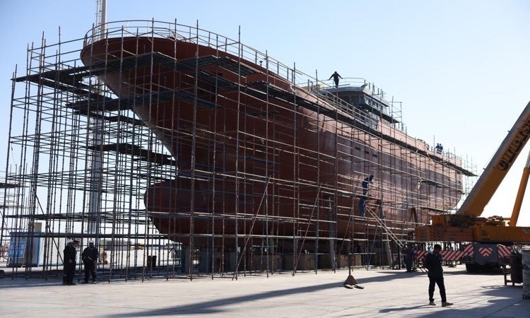 الفريق أسامة ربيع يتابع بناء القاطرات وسفن الصيد بترسانة جنوب البحر ا