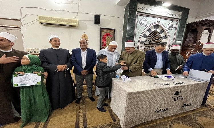 وكيل الأوقاف بالبحر الأحمر يكرم حفظة كتاب الله ويوزع الجوائز على الفائ