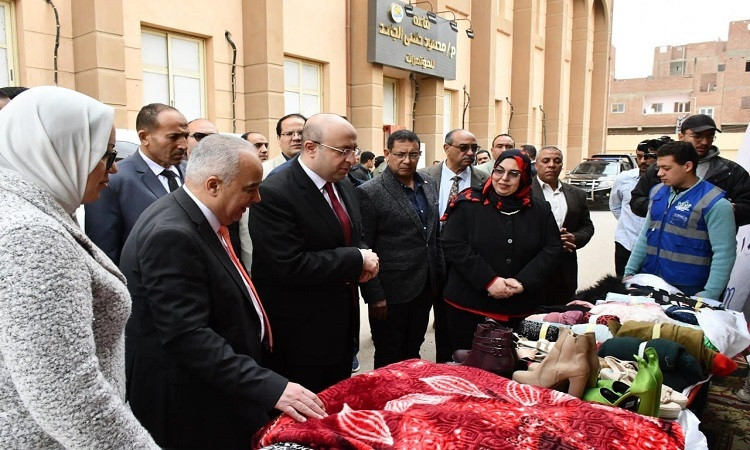 محافظ الفيوم يشهد تسليم أجهزة منزلية وملابس للفتيات المقبلات على الزوا