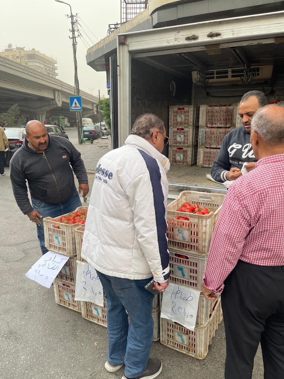 سيارات متنقلة لبيع الطماطم