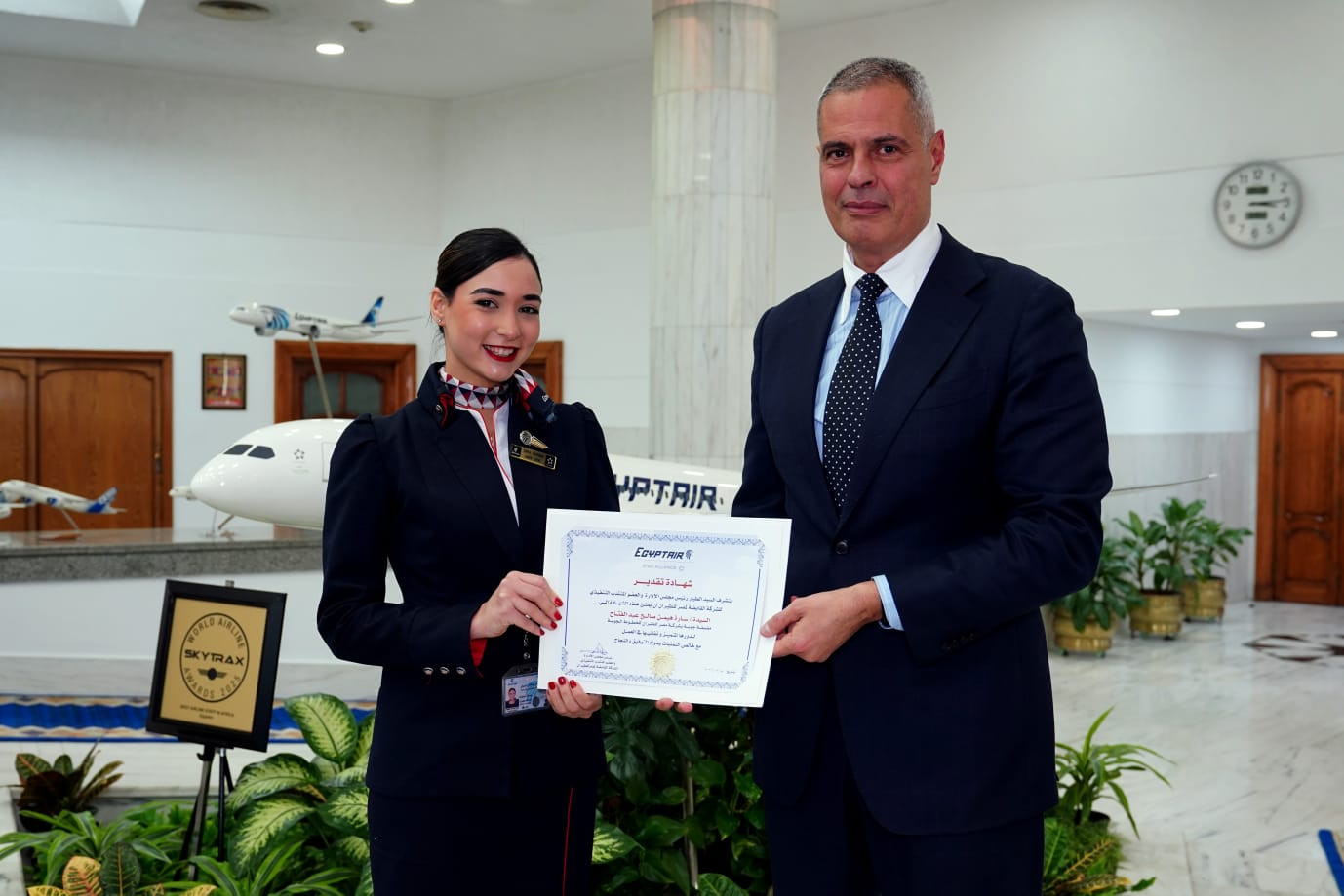 رئيس الشركة القابضة لمصر للطيران يكرم طاقم الضيافة الجوية لموقفهم الإن