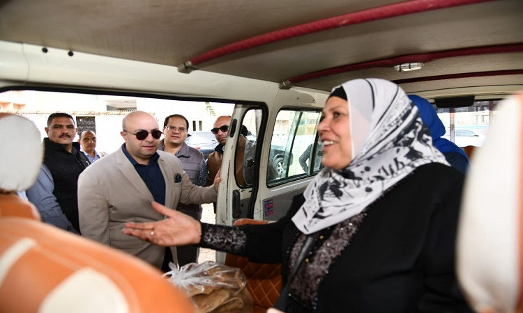 محافظ الفيوم يتفقد سير العمل بعدد من مواقف سيارات الأجرة