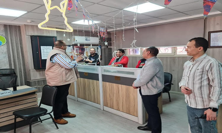 رئيس مياه سوهاج يتفقد مواقع العمل ويقدم التهنئة للعاملين