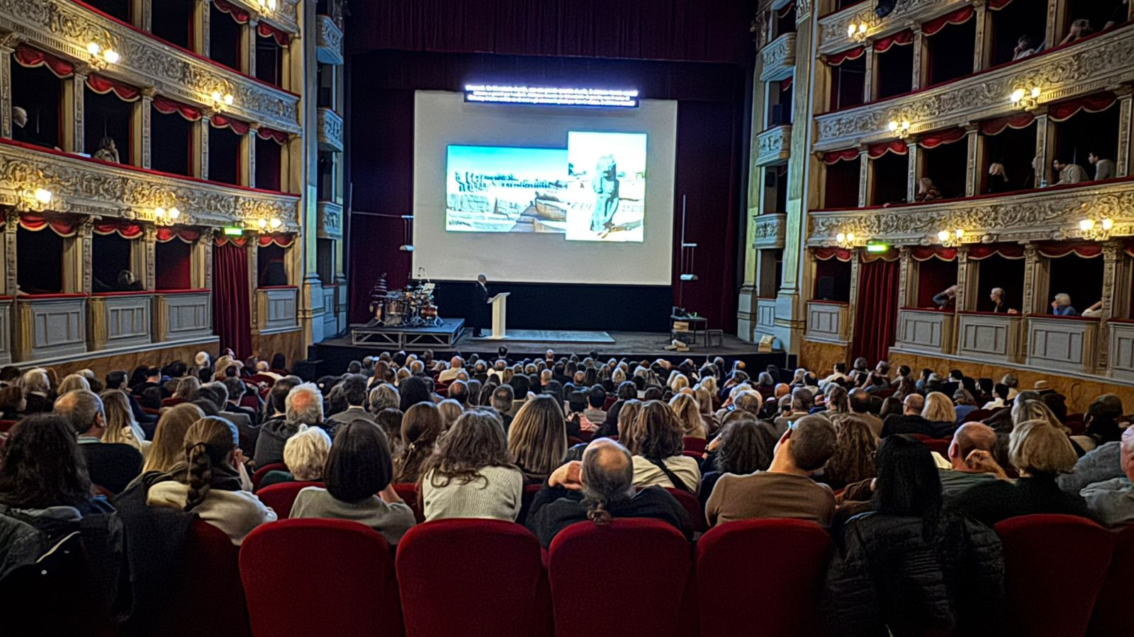 محاضرة زاهي حواس في روما