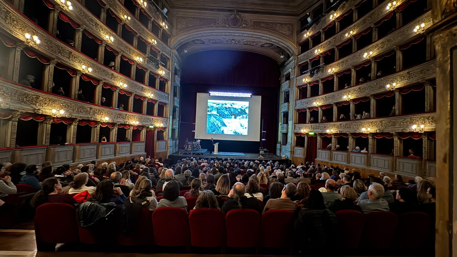 محاضرة زاهي حواس في روما