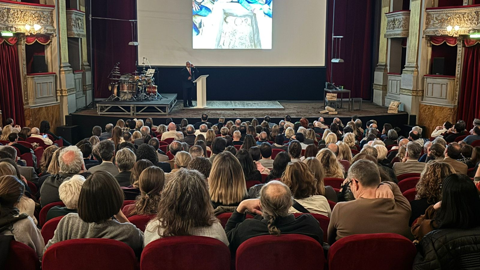 محاضرة زاهي حواس في روما