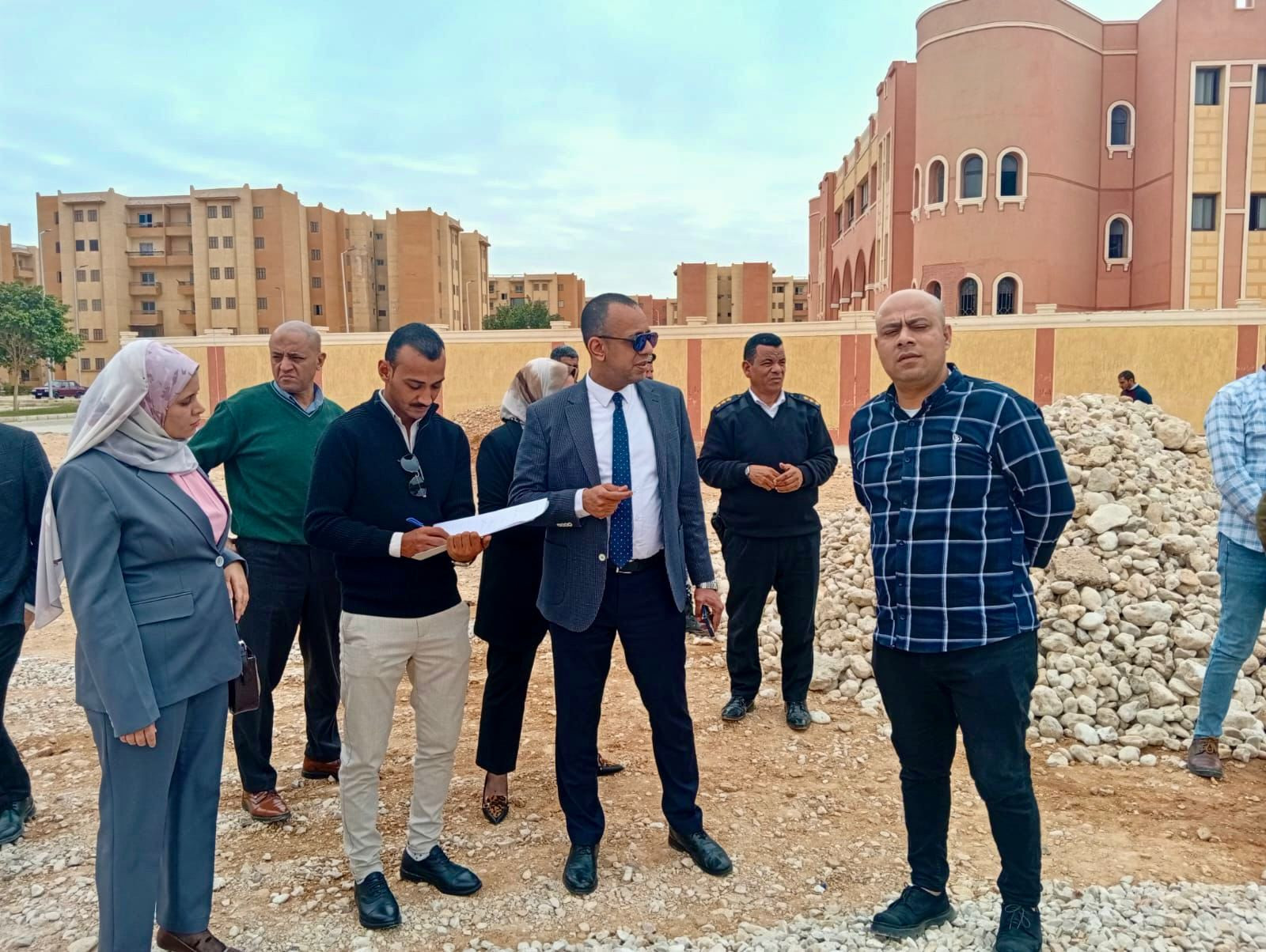 النيابة الإدارية تعاين مكان مصرع طفل فى موقع حفر تحت الإنشاء&lrm;