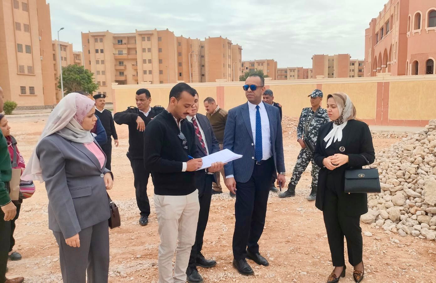 النيابة الإدارية تعاين مكان مصرع طفل فى موقع حفر تحت الإنشاء&lrm;