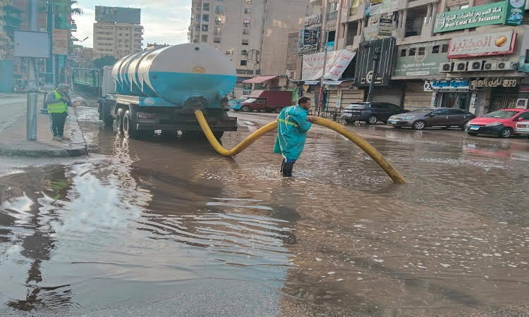 محافظ الغربية يتابع جهود رفع تجمعات مياه الأمطار ويشيد بفرق العمل