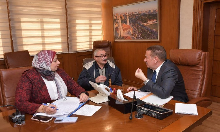 محافظ بورسعيد يلتقي عدد من المواطنين ويستمع إلى شكواهم ومطالبهم