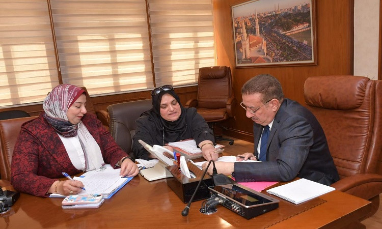 محافظ بورسعيد يلتقي عدد من المواطنين ويستمع إلى شكواهم ومطالبهم