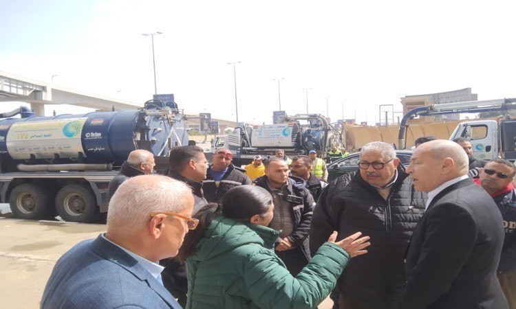 رئيس صرف القاهرة يتابع ميدانيًا سحب مياه الأمطارمن الشوارع والميادين ا