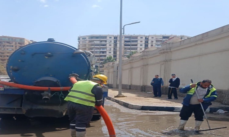 رئيس صرف القاهرة يتابع ميدانيًا سحب مياه الأمطارمن الشوارع والميادين ا
