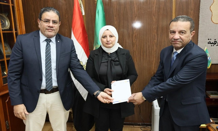 محافظ المنوفية يسلّم عقود تقنين أراضي أملاك الدولة لعدد من المواطنين