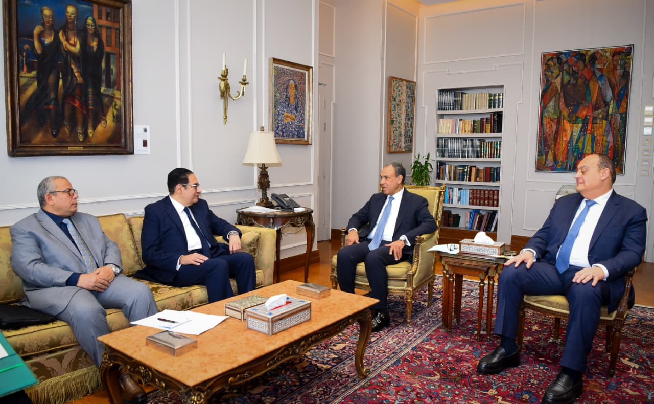 وزير الخارجية ورئيس جامعة القاهرة