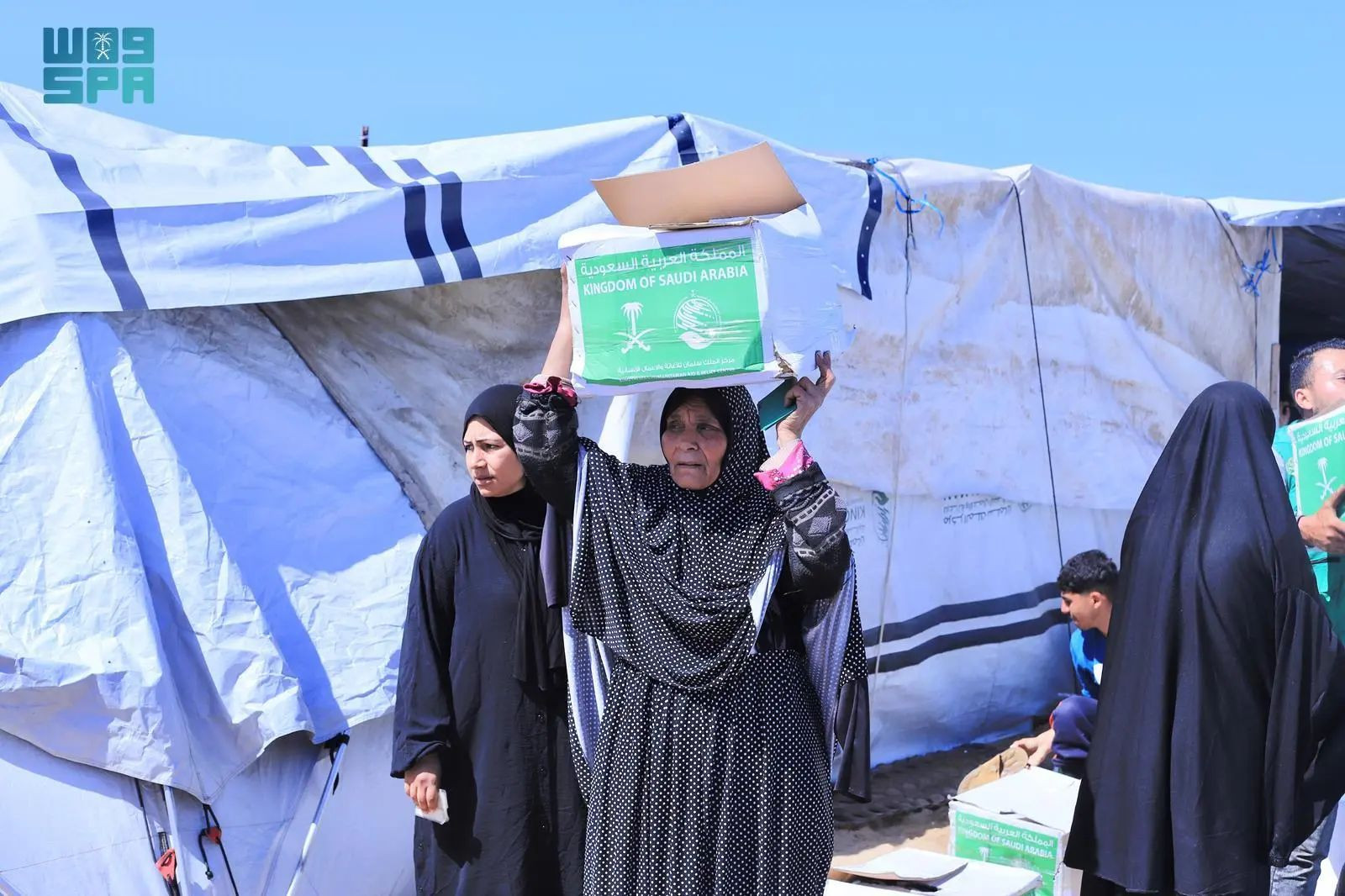 مركز الملك سلمان للإغاثة يواصل توزيع السلال الغذائية جنوب قطاع غزة