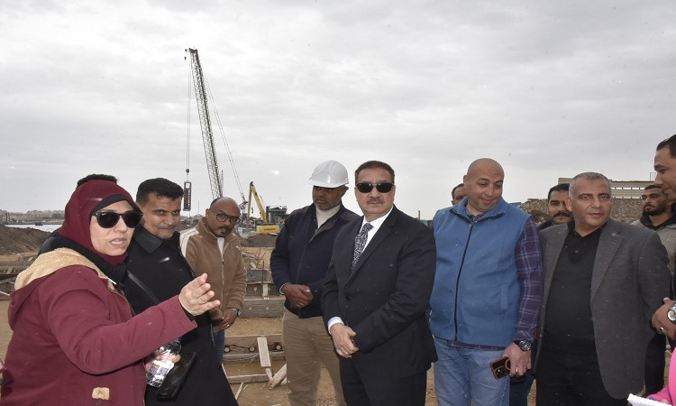 محافظ بورسعيد يتفقد محطة معالجة صرف صحي بورفؤاد والكوبري العائم