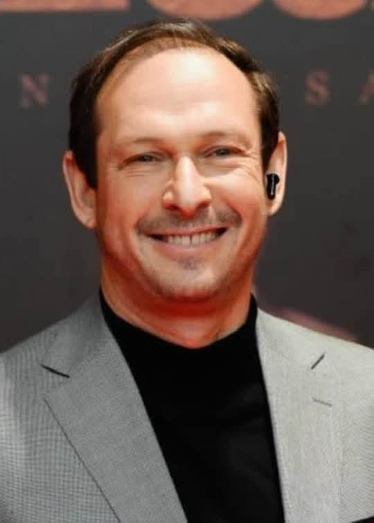 أكاديمية الفنون تهنئ