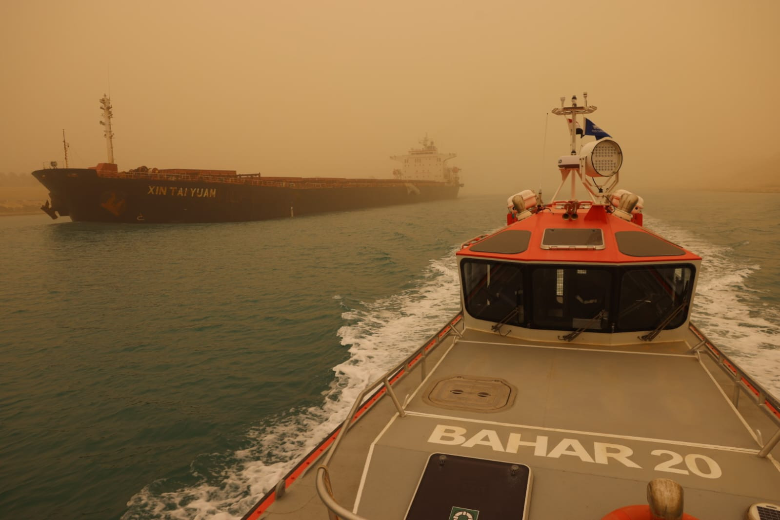 نجاح جهود قاطرات الإنقاذ البحري بهيئة قناة السويس في تعويم سفينة الصب