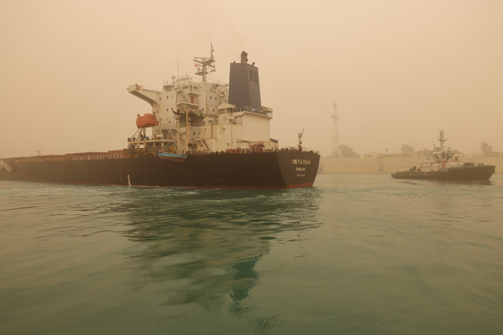 نجاح جهود قاطرات الإنقاذ البحري بهيئة قناة السويس في تعويم سفينة الصب