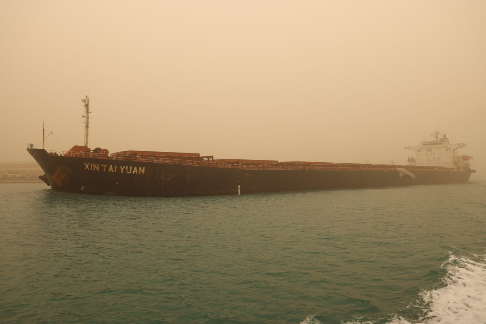 نجاح جهود قاطرات الإنقاذ البحري بهيئة قناة السويس في تعويم سفينة الصب