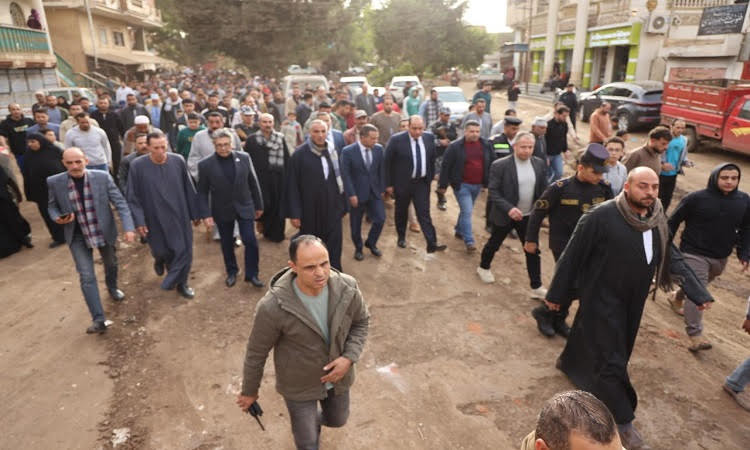 محافظ المنوفية يتقدم جنازة ضحايا