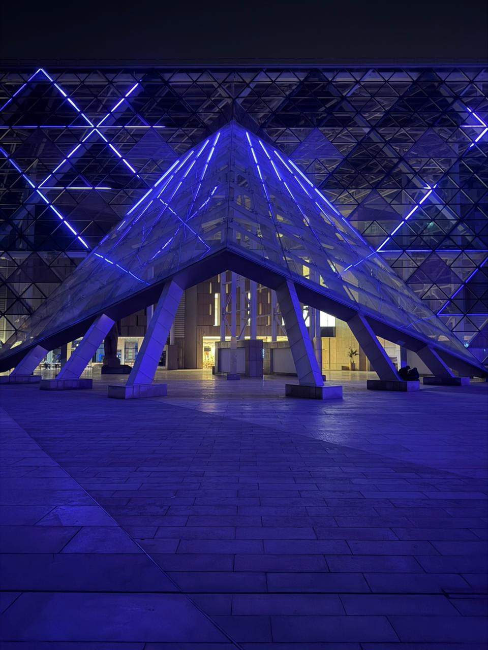 المتحف المصري الكبير يُضيء واجهته باللون الأزرق