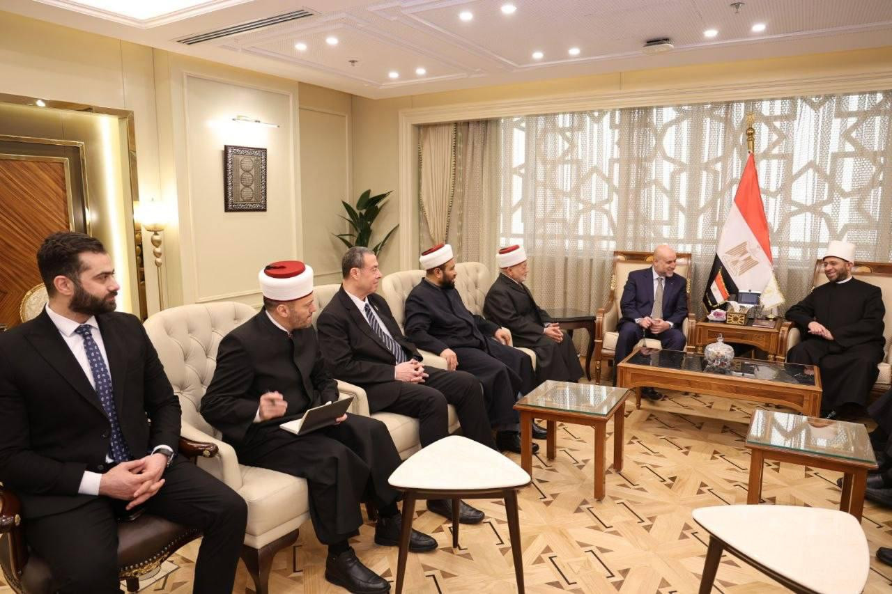 وزير الأوقاف يستقبل وفدا فلسطينيا رفيع المستوى