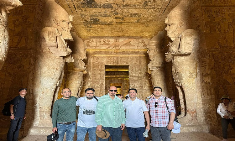 كلية آثار الفيوم تختتم رحلتها العلمية للطلاب بمدينتي الأقصر وأسوان