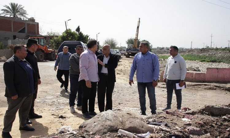 محافظ القليوبية يوجه بتطهير مصرف 