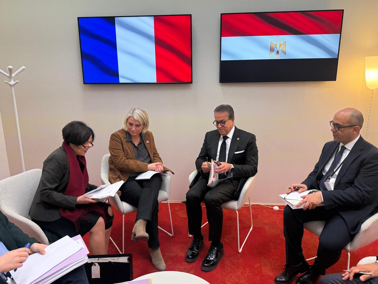 وزير الصحة يبحث مع نظيرته الفرنسية تعزيز التعاون المشترك ودعم القطاع ا