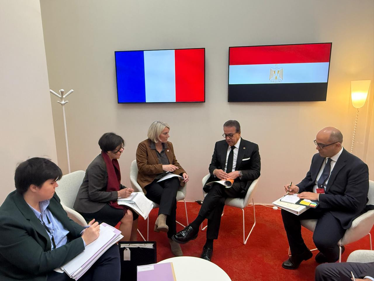 وزير الصحة يبحث مع نظيرته الفرنسية تعزيز التعاون المشترك ودعم القطاع ا