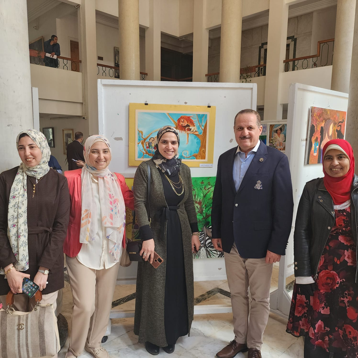 العزازي يفتتح معرضا للفنون التشكيلية ضمن فعاليات ملتقى التراث الثقافي