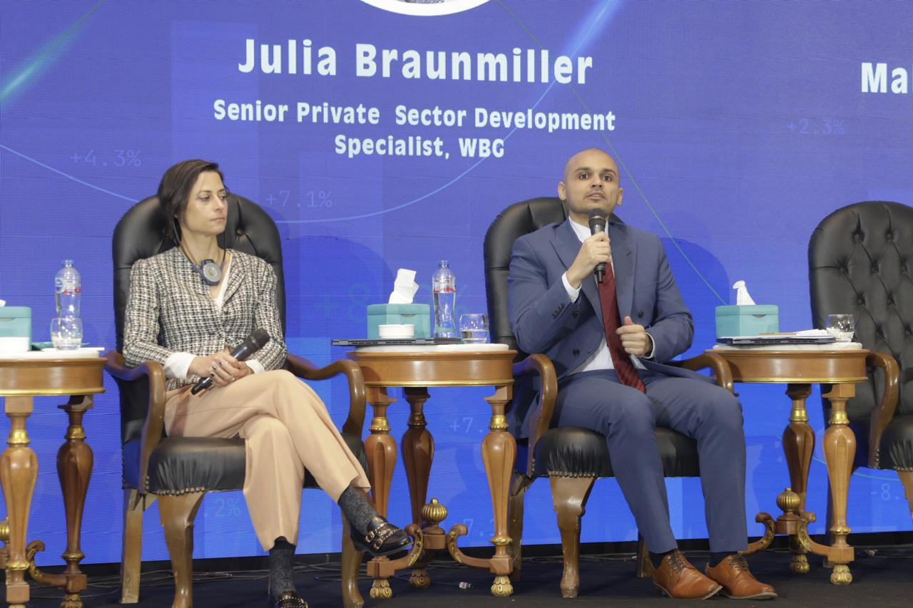 جلسة عمل تناقش 