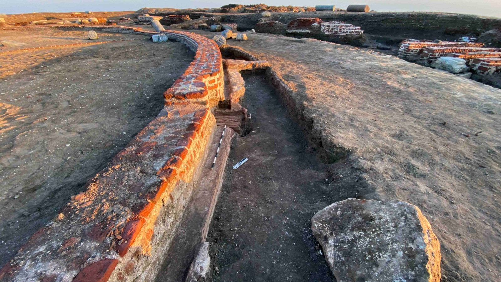 اكتشاف بقايا معبد الإله بلوزيوس بتل الفرما بمدينة بلوزيوم الأثرية بشما