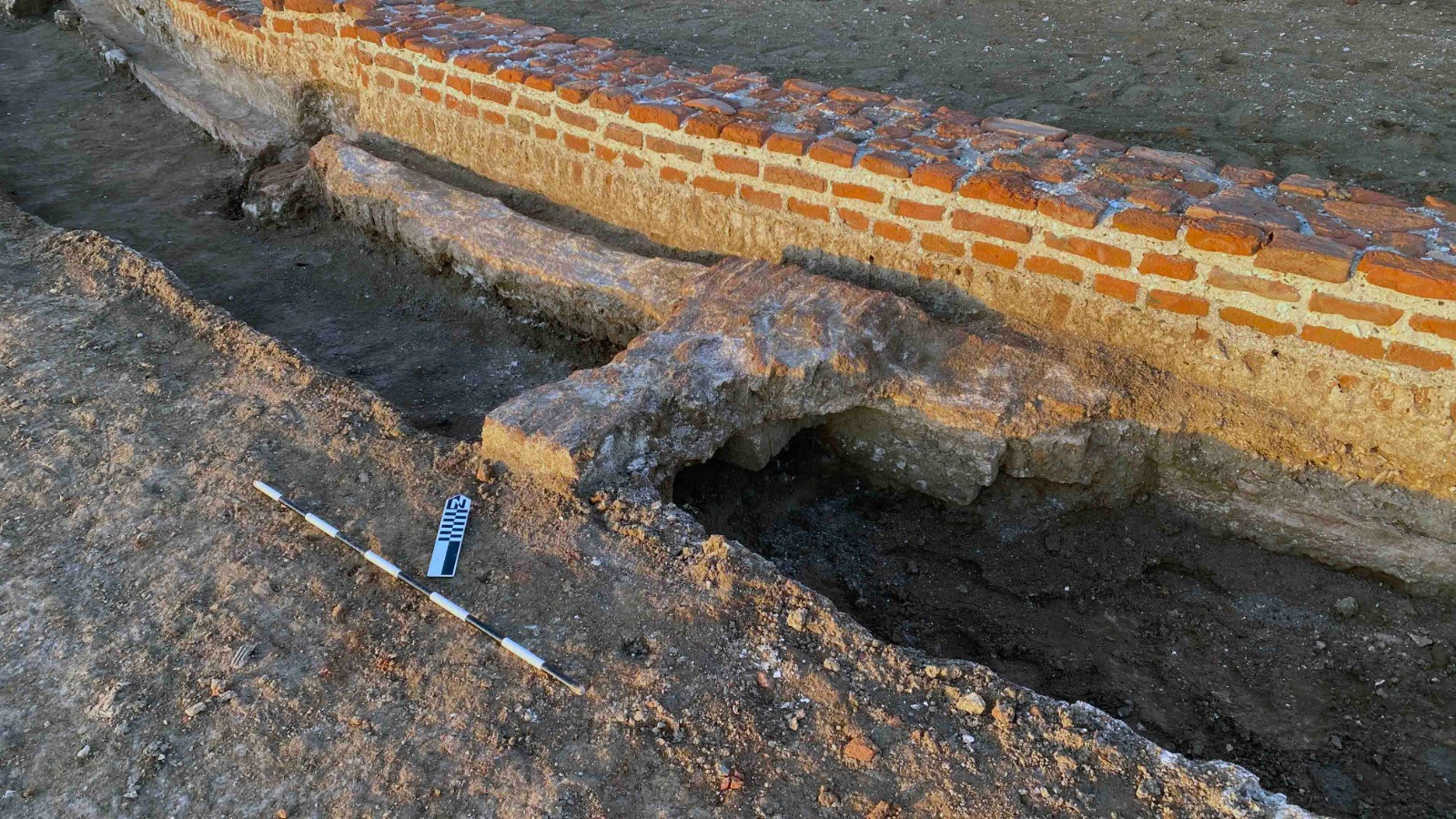 اكتشاف بقايا معبد الإله بلوزيوس بتل الفرما بمدينة بلوزيوم الأثرية بشما