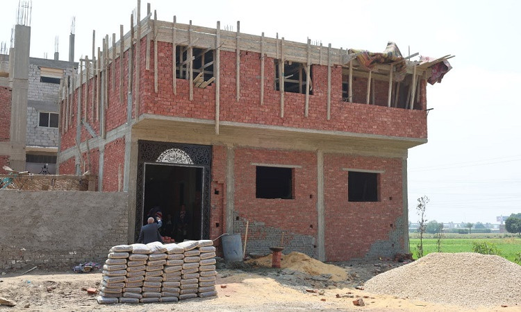 محافظ الجيزة يضبط حالات بناء مخالف وتعديات على الأراضي الزراعية بكومبر