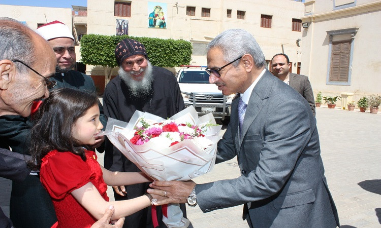 محافظ بني سويف يهنئ طوائف ومذاهب الكنيسة بعيد القيامة المجيد