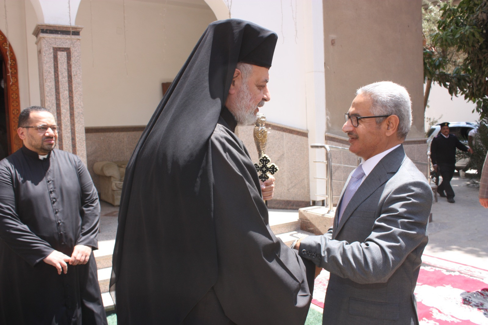 محافظ بني سويف يهنئ طوائف ومذاهب الكنيسة بعيد القيامة المجيد