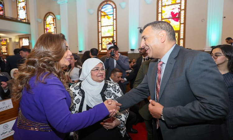 محافظ القليوبية يشارك في قداس عيد القيامة المجيد بكنيسة العذراء ببنها