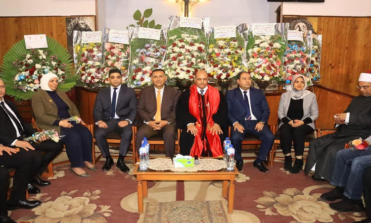 محافظ القليوبية يهنئ القس رفيق دويب راعي الكنيسة الإنجيلية ببنها