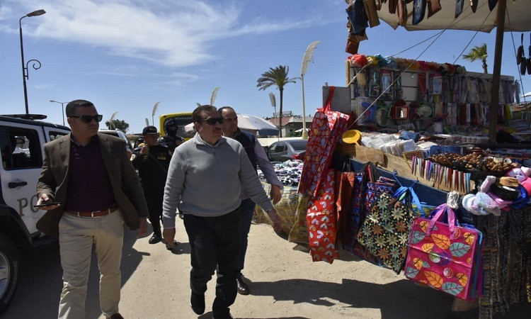 محافظ بورسعيد يشدد على عدم السماح بوجود إشغالات بالممشى ومحيطه
