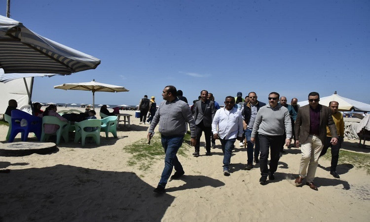 محافظ بورسعيد يشدد على عدم السماح بوجود إشغالات بالممشى ومحيطه