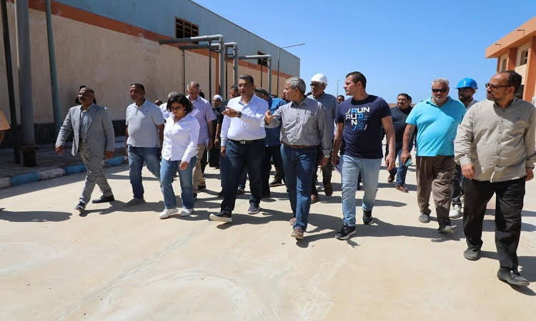 محافظ البحر الأحمر يتفقد محطة تحلية الشلاتين بطاقة ٩٠٠٠ متر مكعب