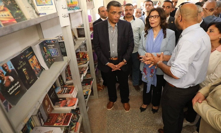 محافظ البحرالأحمر ووزيرة الثقافة يتفقدان معرض الشلاتين للكتاب في نسخته