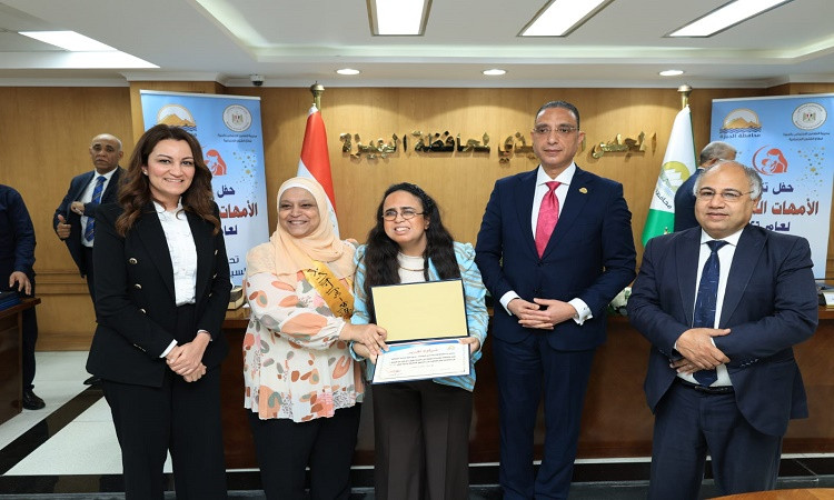 محافظ الجيزة يكرم عددًا من الأمهات المثاليات على مستوى المحافظة