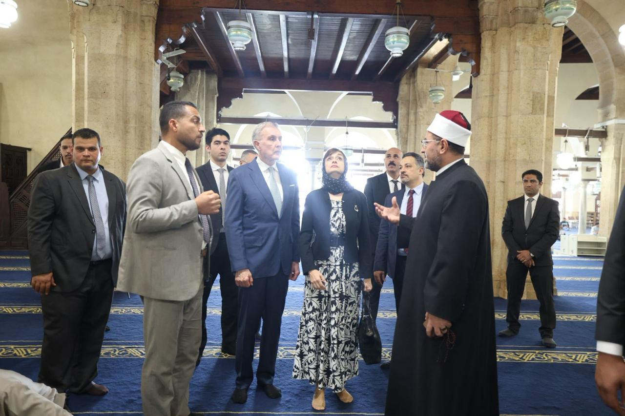أمير رومانيا يتفقد أروقة الجامع الأزهر