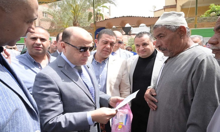 محافظ الغربية يتفقد القافلة الطبية الشاملة بقرية شقرف