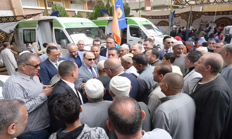 محافظ الغربية يتفقد القافلة الطبية الشاملة بقرية شقرف