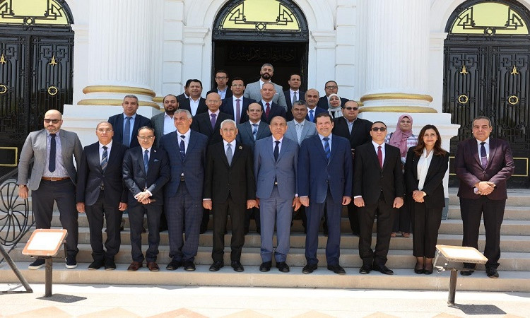 محافظ المنيا يشهد توقيع اتفاق تقديم خدمات التأمين الصحي مع المستشفيات